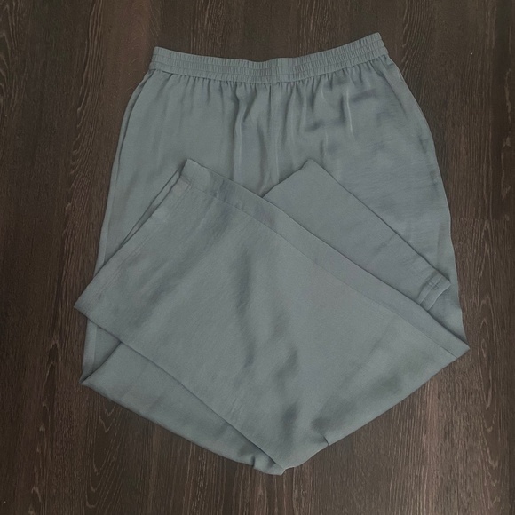 2 Barefoot dreams pants - Picture 3 of 4